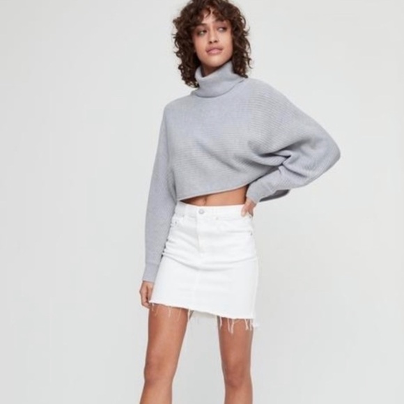 Aritzia WILFRED naomi 100% merino wool
Grey cropped sweater - size S - Picture 2 of 7